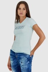 GUESS Błękitny t-shirt damski z metalicznym logo i cyrkoniami. Niebieskie t-shirty damskie Guess, s, z aplikacjami, z bawełny, bez kołnierzyka. W wyprzedaży za 129.99 zł.