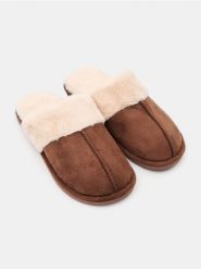 Kapcie z futerkiem - brązowy. Brązowe kapcie damskie Sinsay. Za 29.99 zł.