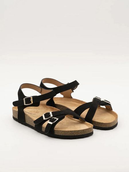 Bellucci Sandały w kolorze czarnym rozmiar: 41. Czarne sandały damskie Bellucci, bez wzorów, z otwartym noskiem, bez obcasa, bez zapięcia. Za 83.81 zł.