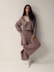 4F Bluza dresowa regular z modalem damska - brązowa M. Brązowe bluzy damskie 4F, m, bez wzorów, z dresówki. Za 199.99 zł.