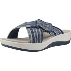 Sandały CLARKS 26177190C Niebieski. Niebieskie sandały damskie Clarks, bez wzorów, z tkaniny, bez obcasa, bez zapięcia. Za 134.99 zł.