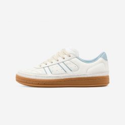 Sneakersy damskie Player 80 skórzane. Białe obuwie sportowe damskie Decathlon, z gumy, bez zapięcia, trekkingowe. Za 229.99 zł.