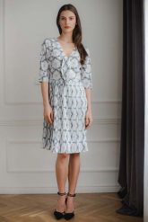 Elegancka Sukienka z Plisowanym Dołem - Wzór 114. Białe sukienki damskie Figl, bez wzorów, z elastanu, eleganckie, bez ramiączek. Za 289.00 zł.