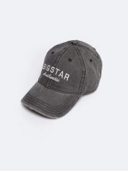 Czapka unisex z daszkiem jeansowa z efektem postarzania czarna Densi 906. Czarne czapki z daszkiem damskie Big Star, bez wzorów, z denimu. W wyprzedaży za 79.99 zł.
