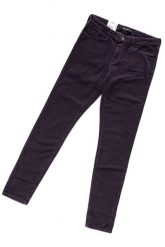 WRANGLER SKINNY PURPLE W28KPJ74F. Fioletowe rurki damskie Wrangler, z aplikacjami, z materiału. W wyprzedaży za 69.99 zł.