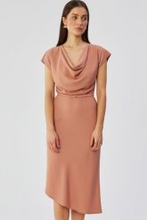 Elegancka asymetryczna sukienka z dekoltem woda różana. Czerwone sukienki damskie Stylove, bez wzorów, eleganckie, bez ramiączek. Za 339.00 zł.