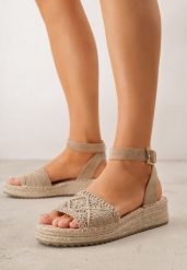 Ciemnobeżowe Sandały VICES na Koturnie z Plecionką w Stylu Boho Petrallea. Brązowe sandały damskie Renee, bez wzorów, bez obcasa, na koturnie, bez zapięcia. Za 99.99 zł.