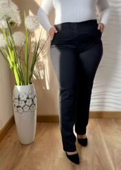 Czarne jeansowe spodnie Jovita z prostą nogawką PLUS SIZE XXL. Czarne spodnie materiałowe damskie Nasi partnerzy, bez wzorów, z bawełny, krótkie. Za 199.90 zł.