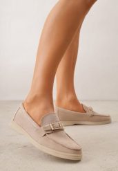 Ciemnobeżowe Mokasyny Ozdobione Metaliczną Klamrą Murielori. Brązowe mokasyny damskie Renee, z materiału, z okrągłym noskiem, bez obcasa. Za 109.99 zł.