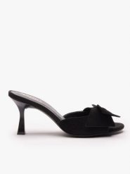 Czarne klapki z kokardą. Czarne klapki damskie Ryłko, bez wzorów, z gumy, z okrągłym noskiem, bez obcasa, na obcasie, bez zapięcia. Za 349.99 zł.