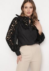 Czarna Koszula z Falbanką i Ażurowymi Rękawami Phaelin. Czarne koszule damskie Born2be, m, w ażurowe wzory, eleganckie, bez kołnierzyka, bez ramiączek. Za 129.99 zł.