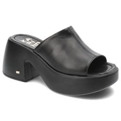 Czarne Klapki Karino Modne Obuwie Damskie. Czarne klapki damskie Karino, bez wzorów, ze skóry, bez obcasa, na obcasie, bez zapięcia. Za 399.00 zł.