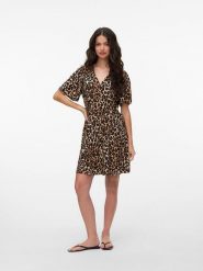 Vero Moda Sukienka w kolorze jasnobrązowo-brązowym rozmiar: M. Brązowe sukienki damskie Vero Moda, bez wzorów, z wiskozy, bez ramiączek. Za 83.62 zł.