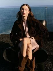 Zamszowy płaszcz z frędzlami - ciemnobrązowy. Brązowe płaszcze damskie Reserved, l, bez wzorów, ze skóry, bez kaptura. Za 999.99 zł.