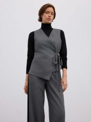 BGN Kamizelka w kolorze antracytowym rozmiar: 36. Czarne kamizelki damskie BGN, z aplikacjami, bez kaptura. Za 126.75 zł.