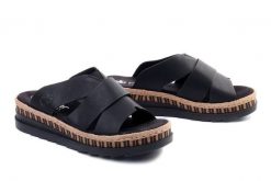 RIEKER V7989-00 black, klapki damskie. Czarne klapki damskie Rieker, bez wzorów, bez obcasa, na koturnie, bez zapięcia. Za 239.92 zł.