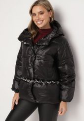 Czarna Pikowana Kurtka o Prostym Kroju z Kapturem i Kieszeniami Tinnelle. Czarne kurtki damskie Born2be, m, bez wzorów, z jeansu, z kapturem. Za 159.99 zł.