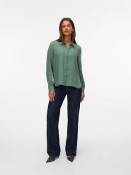 Vero Moda Koszula w kolorze zielonym rozmiar: XS. Zielone koszule damskie Vero Moda, s, bez wzorów, z wiskozy, klasyczne, bez kołnierzyka, bez ramiączek. Za 66.00 zł.