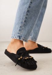 Czarne Klapki VICES Typu Mule z Koralikami Frędzlami i Kokardą Dioleora. Czarne klapki damskie Born2be, z aplikacjami, bez obcasa, na płaskiej podeszwie, bez zapięcia. Za 119.99 zł.