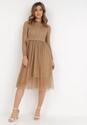 Ciemnobeżowa Sukienka Jynerris. Brązowe sukienki damskie Born2be, z aplikacjami, z koronki, eleganckie, bez ramiączek. Za 199.99 zł.