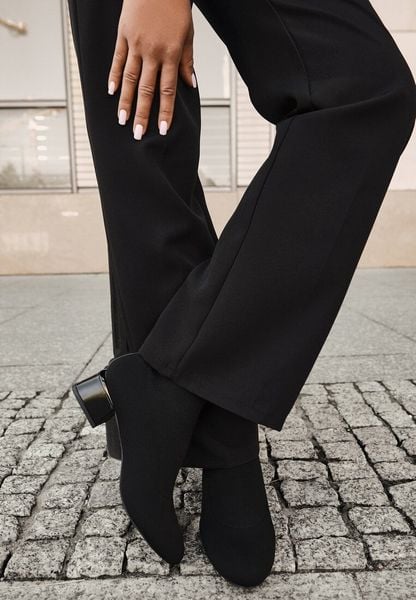 Czarne Botki Vices na Geometrycznym Obcasie Alurrive. Czarne botki damskie Born2be, z jeansu, eleganckie, bez obcasa, na obcasie, bez zapięcia. Za 99.99 zł.