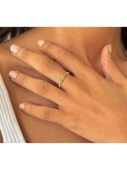 Les Petites Précieuses Pozłacany pierścionek z cyrkoniami i perydotem rozmiar: 58. Zielone pierścionki damskie Les Petites Précieuses, z cyrkonią, pozłacane. Za 81.45 zł.