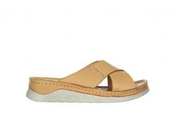 Klapki Bayla-161 022 05 6106 Scissors 161296, Beż, Skóra naturalna - 37. Brązowe klapki damskie Bayla, bez wzorów, z materiału, bez obcasa, na koturnie, bez zapięcia. W wyprzedaży za 179.10 zł.