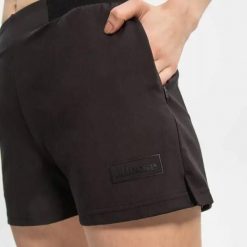 SPODENKI DAMSKIE SZORTY ELLESSE KRÓTKIE KOLOR CZARNY. Czarne spodenki sportowe damskie Ellesse, na lato, l, bez wzorów, z materiału, do biegania. Za 126.94 zł.