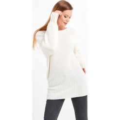 SWETER PATRIZIA PEPE. Białe swetry klasyczne damskie Patrizia Pepe, l, z dzianiny, bez kołnierzyka. W wyprzedaży za 622.30 zł.