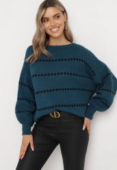 Granatowy Sweter z Bufiastymi Rękawami Ozdobiony Cienkimi Paskami Bilentia. Niebieskie swetry klasyczne damskie Born2be, bez kołnierzyka. Za 74.99 zł.