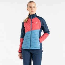 Kurtka hybrydowa damska Lexan. Czerwone kurtki damskie Dare 2b, bez wzorów, z softshellu, bez kaptura. W wyprzedaży za 189.99 zł.