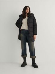 Pikowany płaszcz - czarny. Czarne płaszcze damskie Reserved, l, bez wzorów, z tkaniny, bez kaptura. W wyprzedaży za 79.99 zł.