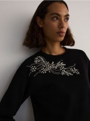 Bawełniana bluza z aplikacją - czarny. Czarne bluzy damskie Reserved, l, z aplikacjami, z bawełny, bez kaptura. W wyprzedaży za 89.99 zł.