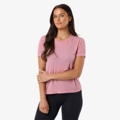 Koszulka treningowa damska Swedemount Ultra Light Tee szybkoschnąca. Czerwone bluzki damskie SWEDEMOUNT, bez wzorów, sportowe, bez kołnierzyka, bez ramiączek. W wyprzedaży za 116.99 zł.