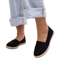 Czarne ażurowe espadryle Augusta. Czarne espadryle damskie w ażurowe wzory, z materiału, bez obcasa. Za 85.50 zł.