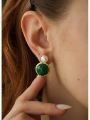 L'Atelier de Gaia Pozłacane kolczyki z perłami i agatami rozmiar: onesize. Białe kolczyki damskie L'Atelier de Gaia, z agatem, pozłacane. Za 82.64 zł.