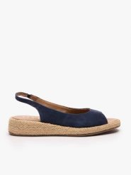 Granatowe wsuwane sandały. Niebieskie sandały damskie Ryłko, bez wzorów, ze skóry, z okrągłym noskiem, bez obcasa, na koturnie, bez zapięcia. Za 379.99 zł.