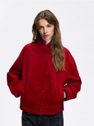 Zamszowa kurtka oversize - czerwony. Czerwone kurtki damskie Reserved, l, bez wzorów, z zamszu, bez kaptura. Za 599.99 zł.