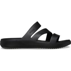 Klapki plażowe damskie Crocs Getaway Strappy. Czarne klapki damskie Crocs, bez wzorów, bez obcasa, bez zapięcia. W wyprzedaży za 159.00 zł.