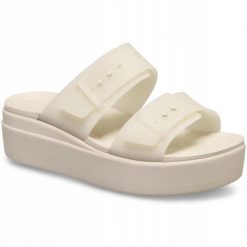 Sandały dla Kobiet Crocs Brooklyn Buckle Frosted Low Wedge. Brązowe sandały damskie Crocs, bez wzorów, z materiału, bez obcasa, na platformie, bez zapięcia. Za 231.99 zł.