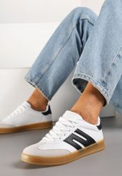 Biało-Czarne Sneakersy Kultowe Tenisówki Zdobione Przeszyciami Eveltewia. Białe obuwie sportowe damskie Renee, z aplikacjami, z jeansu, bez zapięcia. Za 79.99 zł.