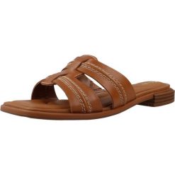 Sandały CLARKS ARIANY MULE Brązowy. Brązowe sandały damskie Clarks, bez wzorów, ze skóry, bez obcasa, bez zapięcia. Za 215.99 zł.