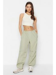 Trendyol Spodnie w kolorze jasnozielonym rozmiar: 34. Zielone spodnie materiałowe damskie Trendyol, bez wzorów, z bawełny. Za 73.99 zł.