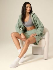 4F Spodenki dresowe damskie - zielone L. Zielone szorty damskie 4F, bez wzorów, z dresówki, z podwyższonym stanem. Za 79.99 zł.