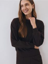 Gładka bluza z bawełną - ciemnobrązowy. Brązowe bluzy damskie Reserved, l, bez wzorów, z bawełny, bez kaptura. W wyprzedaży za 49.99 zł.