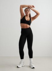 Damskie legginsy invisible scrunch, squat proof Shape Seamless czarne. Czarne legginsy damskie Aim'n, xs, bez wzorów, z dzianiny, z podwyższonym stanem, na fitness i siłownię. Za 296.00 zł.