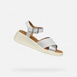 Sandały GEOX D MELICONIA Biały. Białe sandały damskie Geox, bez wzorów, z syntetyku, bez obcasa, bez zapięcia. Za 332.99 zł.