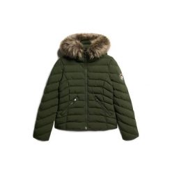 Kurtka puchowa damska z kapturem i sztucznym futrem Superdry Fuji. Zielone kurtki damskie Superdry, na zimę, bez wzorów, z puchu, z kapturem. Za 580.10 zł.