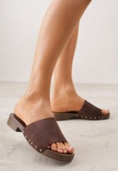 Ciemnobrązowe Klapki z Nitami Lephiaphe. Brązowe klapki damskie Renee, z aplikacjami, bez obcasa, na płaskiej podeszwie, bez zapięcia. Za 79.99 zł.