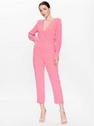 Maryley Kombinezon 23EB527/33FR Różowy Regular Fit. Czerwone sukienki damskie Maryley, bez wzorów, z syntetyku, bez ramiączek. Za 329.99 zł.